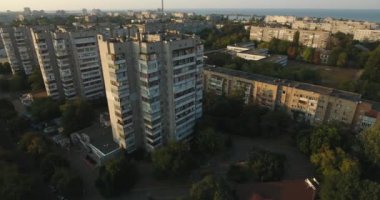 Komünist tarzı binanın etrafında uçan