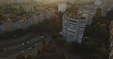 Hava: Günbatımı komünist bina