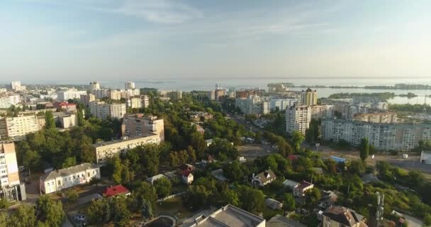 Inclinação aérea para baixo. Panorama de Cherkasy City perto do rio Dnieper — Vídeo de Stock