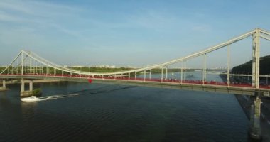 Parkovyy sis bitti Dinyeper Nehri'nin havadan görünümü: Kiev, Ukrayna