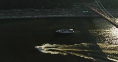 Dinyeper Nehri üzerinde tekne yelken batımında: Kiev, Ukrayna