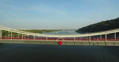 İnsanlar üzerinde bir köprü Nehri üzerinde yürüyüş: Kiev, Ukrayna