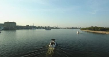 Yine de Kanal günbatımında sürüş yat. Havadan görünümü: Kiev, Ukrayna