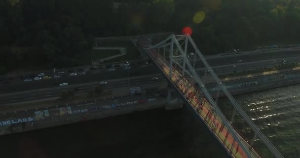 Volando Sobre Puente Peatonal Sobre Río Atardecer Drone Shot Kiev — Vídeo de stock