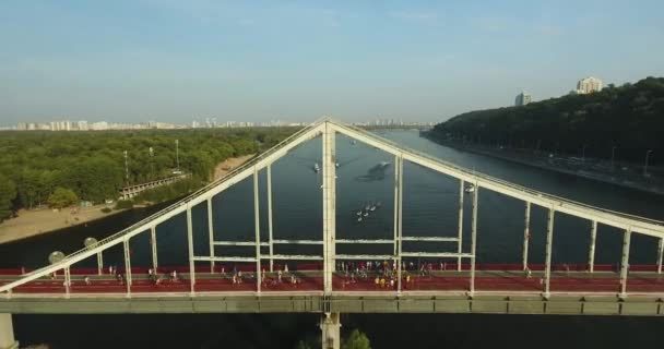 飞过桥塔 行走在河边的行人 乌克兰基辅 — 图库视频影像
