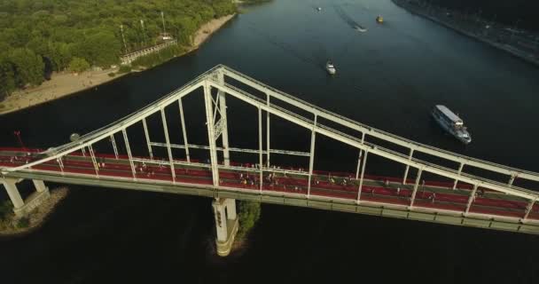 Ponte Pedestre Sobre Rio Dnieper Panorama Aéreo Dnieper Kiev Ucrânia — Vídeo de Stock