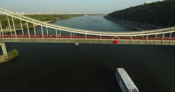 Aérea Yate Que Navega Debajo Del Puente Kiev Ucrania — Vídeo de stock