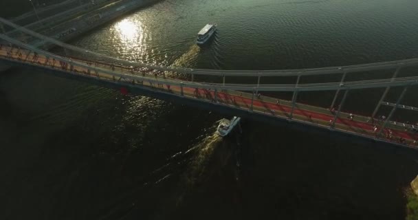 ヨットの橋の下に行きます 空中映像 キエフ ウクライナ — ストック動画
