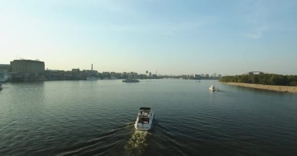 Yine Kanal Günbatımında Sürüş Yat Havadan Görünümü Kiev Ukrayna — Stok video