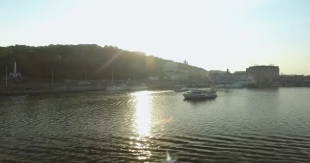 Enorma Solen Speglar Vattnet Båt Med Turister Segling Vallen Kiev — Stockvideo