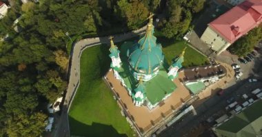 Dikey görünüm Saint Andrew's Kilisesi. Yeşil çatı: Kiev, Ukrayna