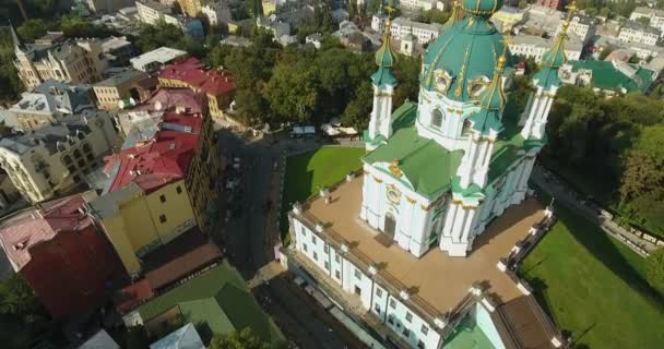 Kostel Svatého Ondřeje Letecký Náklon Nahoru Panorama Kyjeva Pozadí Kyjev — Stock video