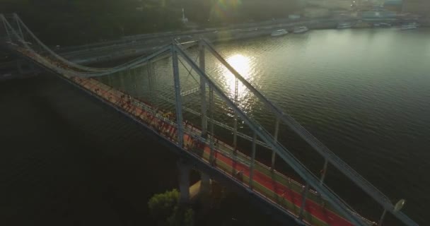 Nsanlar Bir Köprü Üzerinde Nehri Üzerinde Geziniyor Havadan Görünümü Kiev — Stok video