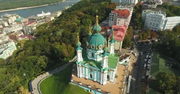 Prachtige Sint Andrieskerk Rondvliegen Zonnige Dag Kiev Oekraïne — Stockvideo