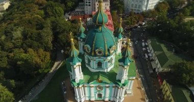 Anteni: Altın Kulesi ve yeşil kubbe Saint Andrew's Kilisesi. Etrafında uçan: Kiev, Ukrayna