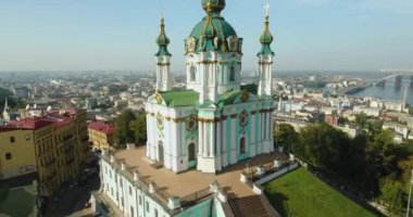 Saint Andrew's Kilisesi. Sinematik hava atış. Doğru ve kilise üzerinde uçan: Kiev, Ukrayna