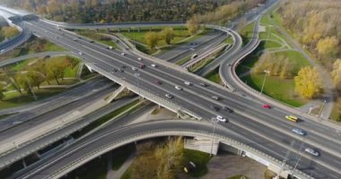 Varşova, Polonya: Yüksek yoğun otoyol kavşağı. Havadan görünümü. Uçup