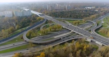 Varşova, Polonya: Zaman atlamalı bir çok meşgul karayolu kesişme. Havadan panoramik görünümü