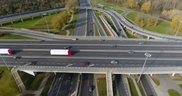 Varsovia Polonia Vista Lateral Los Coches Que Van Una Carretera — Vídeos de Stock