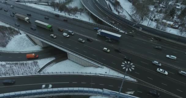 Vista reveladora de la autopista congestionada en invierno — Vídeos de Stock