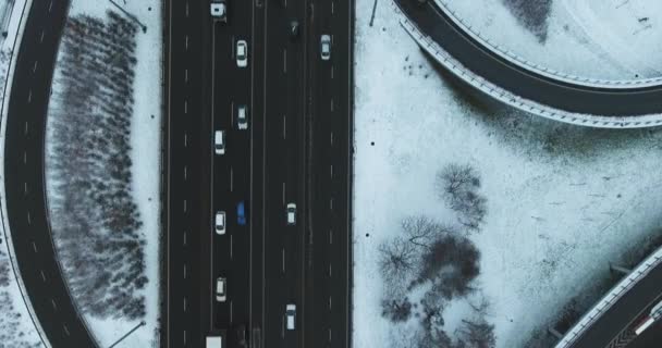 Blick von oben nach unten auf Autos, die auf rutschiger Straße fahren — Stockvideo