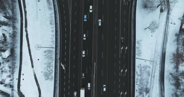 Bela em linha reta para baixo vista de rodovia intersecção no inverno — Vídeo de Stock