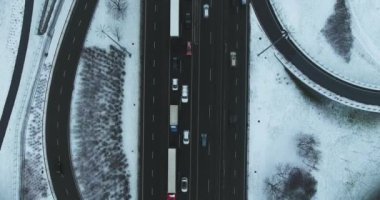 Hava yukarıdan aşağı görünüme kış trafik Jam çok şeritli otoyol kavşağı üzerinde.