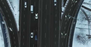 Yukarıdan aşağıya bir kar hava otoyol görünümünde. Bir karayolunda trafik akışı