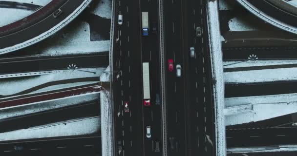 Vista aerea di autostrada pulita e scivolosa in inverno. Traffico in esecuzione — Video Stock