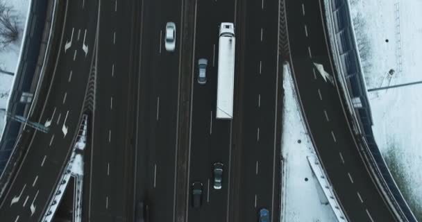 Ανισόπεδη διάβαση αυτοκινητόδρομου ροής της κυκλοφορίας στον αυτοκινητόδρομο το χειμώνα. Καθαρό δρόμο. Κάτοψη — Αρχείο Βίντεο