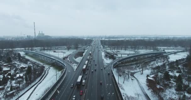 Panorama del choque de tráfico en la intersección de carreteras en invierno. Vista aérea — Vídeos de Stock