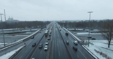Otoyol kavşağı kışın hava Panoraması. Yol üzerinde uçan