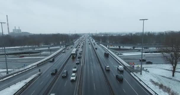 冬の高速道路交差点の空中パノラマ 道路上空 — ストック動画