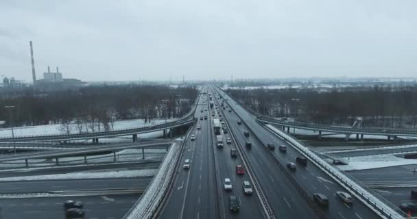 憂鬱な冬の天気 高速道路の交差点 ドローンの映像 — ストック動画