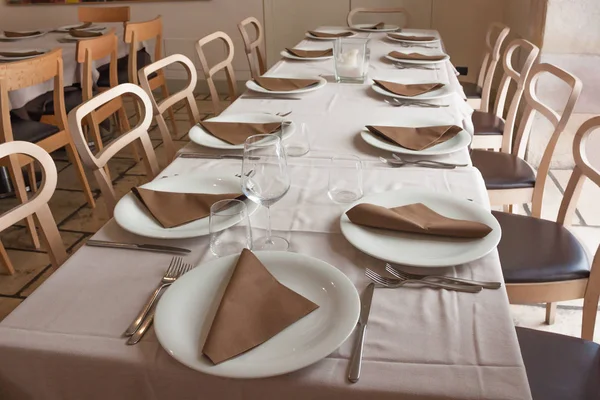 Served Table Brown Color White Scratches Cutlery Plate Sabotte Empty — Stock Photo, Image