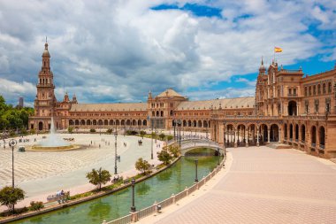 Seville İspanya Plaza mavi gökyüzü bulutlu karşı ünlü dönüm noktası. Bina, güzel nehir, Çeşme
