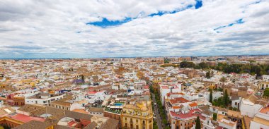 Giralda güzel panoramik manzara Andalusia, İspanya Sevilla şehir üzerinde. Çok renkli eski İspanyol evleri ve mavi gökyüzü beyaz bulutlar ile