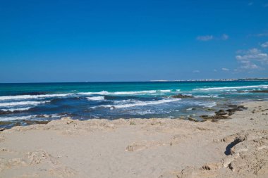 Masmavi Akdeniz beyaz dalgalar, mavi gökyüzü güneşli gün ve kayalık arazi ile