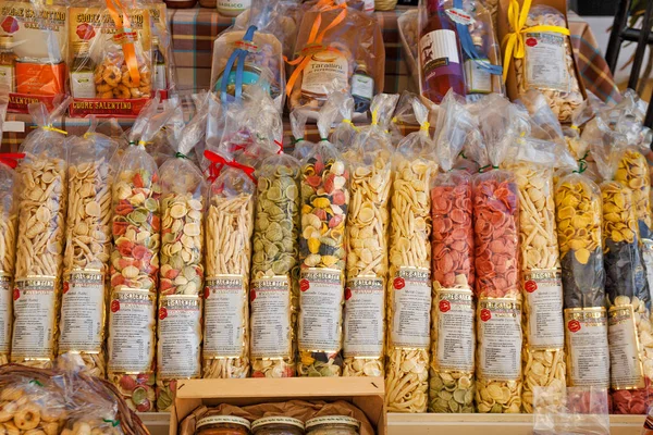 Gelibolu,: Salento, İtalya. 18 Temmuz 2018: çok renkli makarna Gelibolu eski şehir sokak Shop üstünde belgili tanımlık sayaç bir paketindeki bir sürü