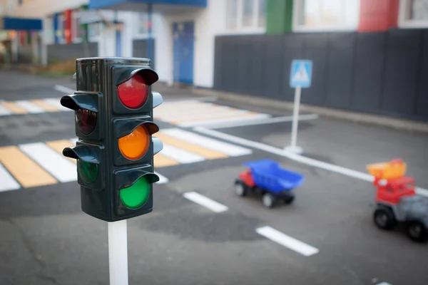 Trafik ışığı yolu ve yaya geçidi City arka plan üzerinde. Kırmızı, sarı ve yeşil trafik ışığı. Araba yolda hareket. Şerit karayolu üzerinde bölme. Trafik yasaları, arka plan bulanık, boşluk
