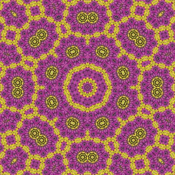 Flowerbed üzerinde güzel mor, kırmızı ve sarı çiçek deseni. Kaleydoskop
