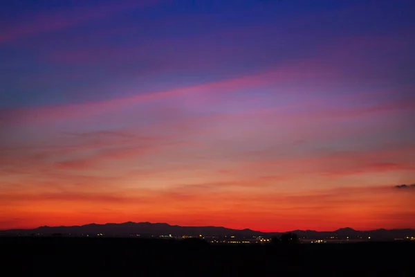 Vista Panorámica Hermosa Puesta Sol Colores Detrás Ciudad Las Montañas — Foto de Stock