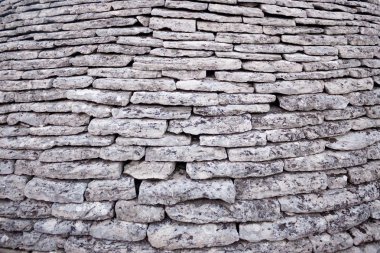 Alberobello, Trulli evde çatısında asimetrik dikdörtgen şeklinin gri mermer döşeme yakın çekim