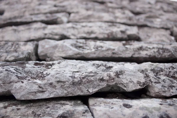 Alberobello, Trulli evde çatısında asimetrik dikdörtgen şeklinin gri mermer döşeme yakın çekim