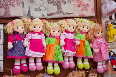 Alberobello, İtalya. 26 Aralık 2018: Pamuk malzeme renkli elbiseler, ayakkabılar ve saç yay dikili beyaz saçlı güzel bebek. İtalya'da, Alberobello şehir yapılmış el yapımı bebek