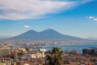 Güzel yaz manzara panoramik şehir, Napoli (Napoli), Campania, İtalya ile. Vezüv Yanardağı ve deniz güneşli beyaz bulutlar ile mavi gökyüzü. Antik tarihi mekanlara Avrupa Turizm