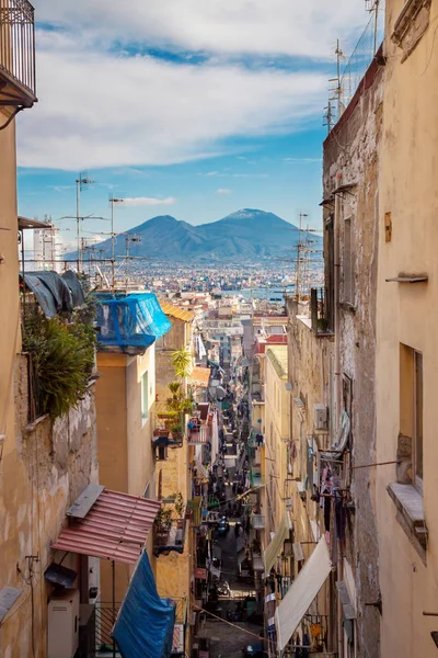 Panoramic görüntülemek eski sokak şehir, Napoli, Campania, İtalya ile Yanardağı Vezüv arka plan, mavi gökyüzü ve beyaz bulutlar. Avrupa tatil gezisi için bulunan meşhur mekanlar