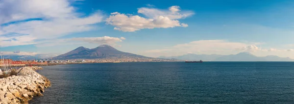 Güzel panoramik şehir, Napoli (Napoli), Campania, İtalya, Vezüv Yanardağı, deniz, tarih çıkabilir gelen beyaz bulutlar ile mavi gökyüzü güneşli yaz gününde gemi. Tatil sırasında Avrupa'ya seyahat