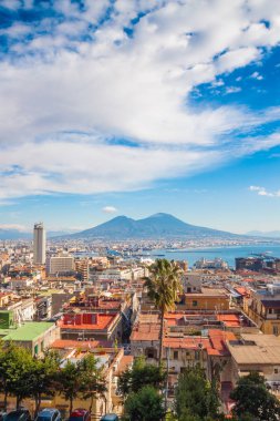 Napoli, İtalya Vezüv Dağı manzaralı güzel bir şehir manzarası. Mavi gökyüzü bulutlu gün güneşli yaz, havadan görünümü, dikey