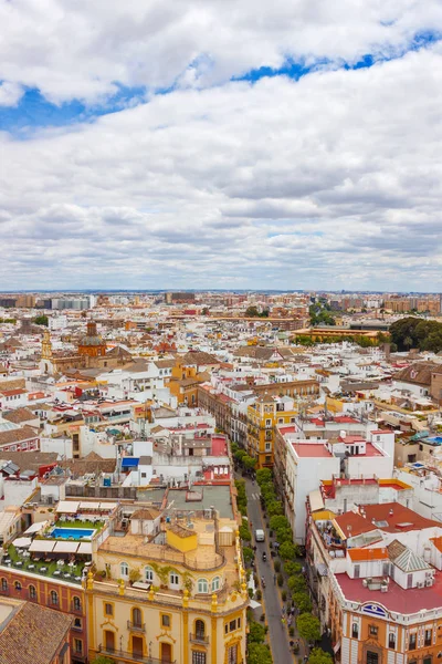 Giralda güzel panoramik manzara Andalusia, İspanya Sevilla şehir üzerinde. Çok renkli eski İspanyol evleri ve mavi gökyüzü beyaz bulutlar ile